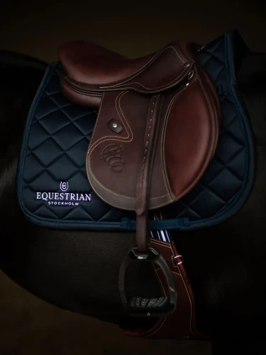 czaprak skokowy granatowy equestrian stockholm  (1).webp