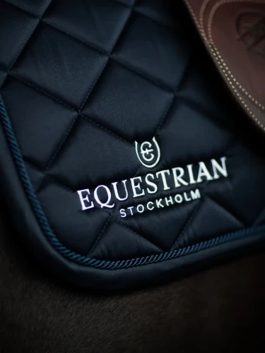 czaprak skokowy granatowy equestrian stockholm  (2).webp