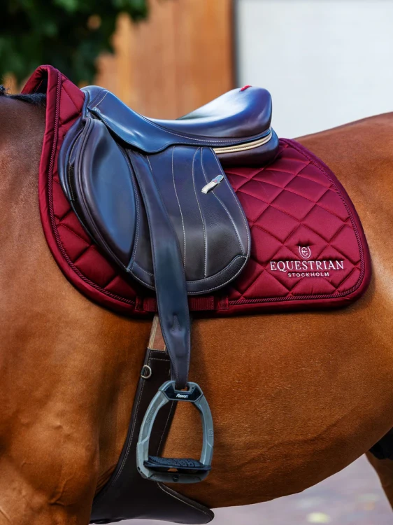 czaprak skokowy bordowy equestrian stockholm  (1).webp