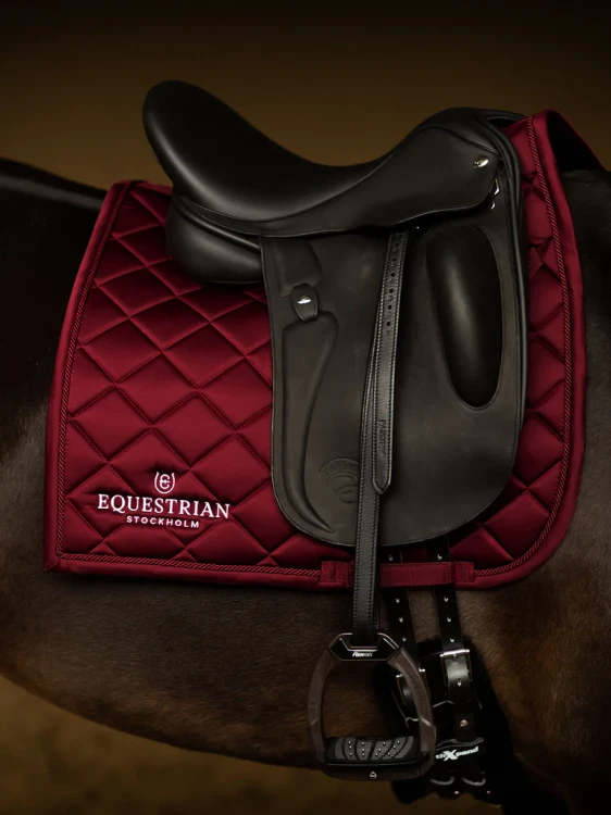 czaprak ujeżdżeniowy bordowy equestrian stockholm  (2).webp