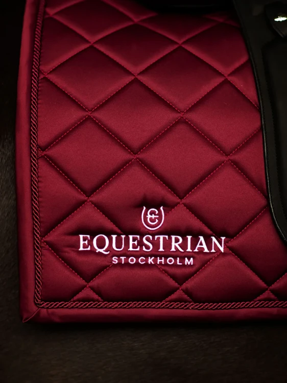 czaprak ujeżdżeniowy bordowy equestrian stockholm  (3).webp