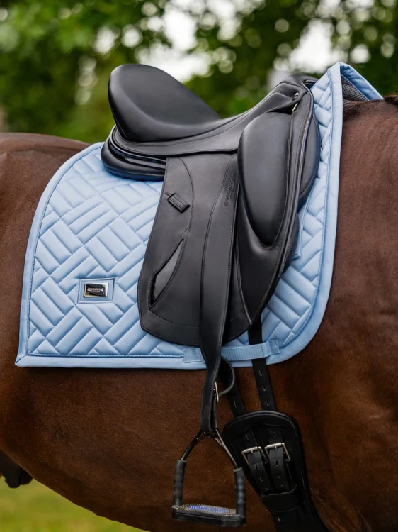 czaprak ujeżdżeniowy błękitny equestrian stockholm  (1).webp
