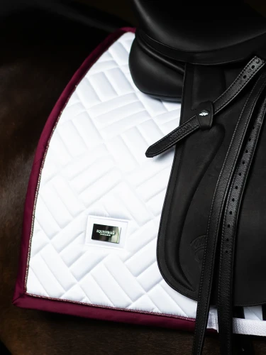 czaprak ujeżdżeniowy biały bordowy merlot equestrian stockholm  (1).webp