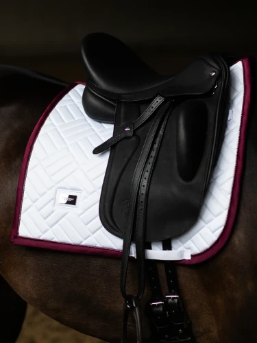 czaprak ujeżdżeniowy biały bordowy merlot equestrian stockholm  (2).webp