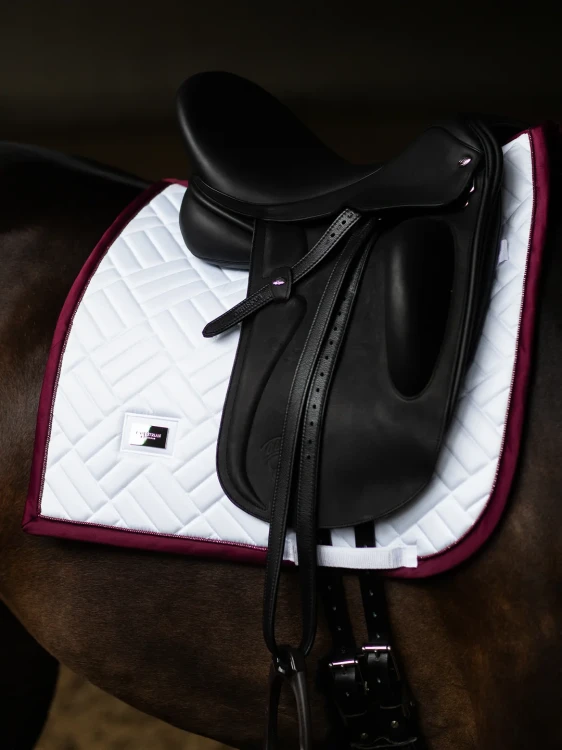 czaprak ujeżdżeniowy biały bordowy merlot equestrian stockholm  (2).webp