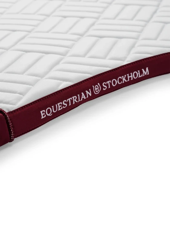 czaprak ujeżdżeniowy biały bordowy merlot equestrian stockholm  (5).webp
