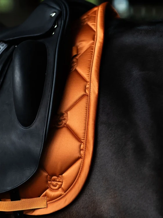 czaprak ujeżdżeniowy chestnut pomarańczowy equestrian stockholm  (4).webp