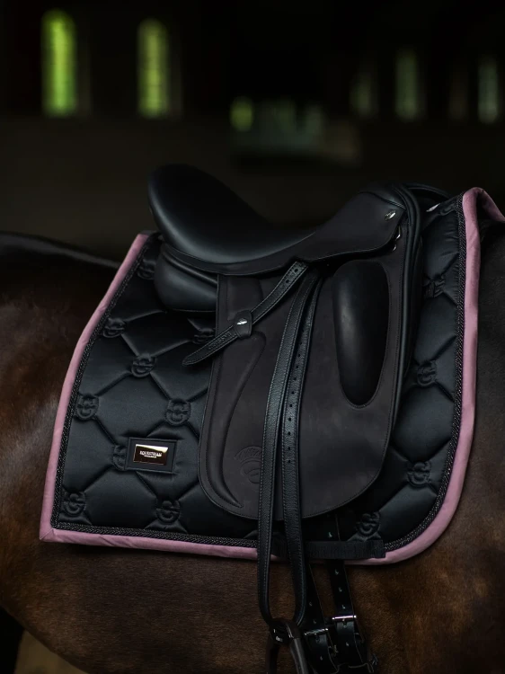 czaprak czarny różowy equestrian stockholm  (1).webp