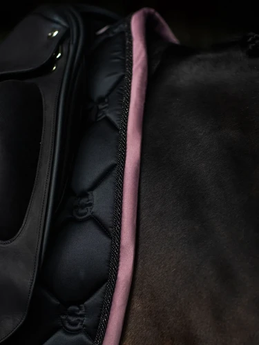 czaprak czarny różowy equestrian stockholm  (2).webp