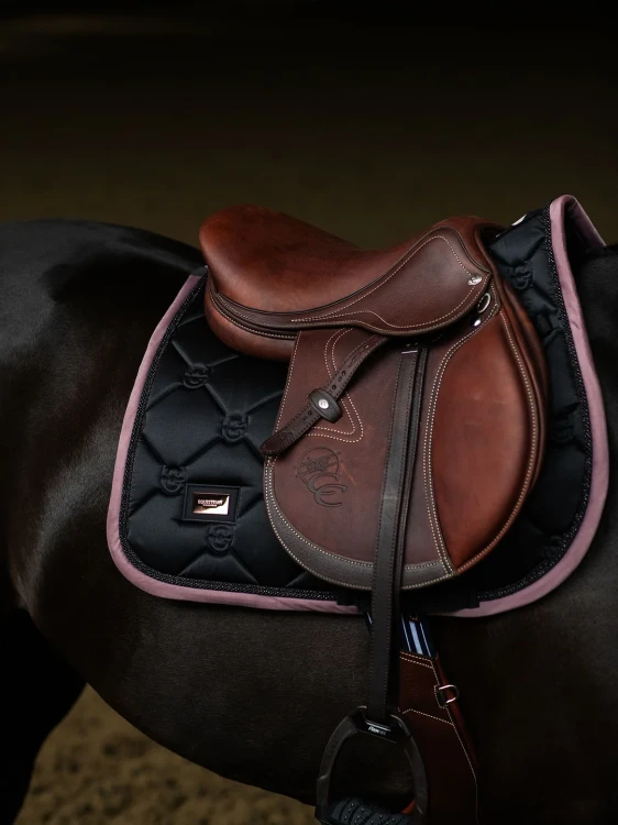 czaprak skokowy czarny różowy equestrian stockholm  (1).webp