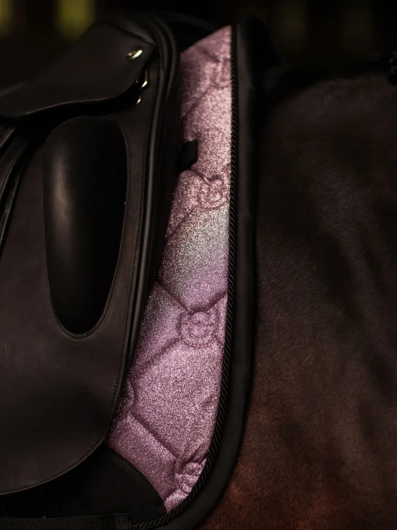 czaprak różoqy glimmer equestrian stockholm ujeżdżeniowy  (2).webp