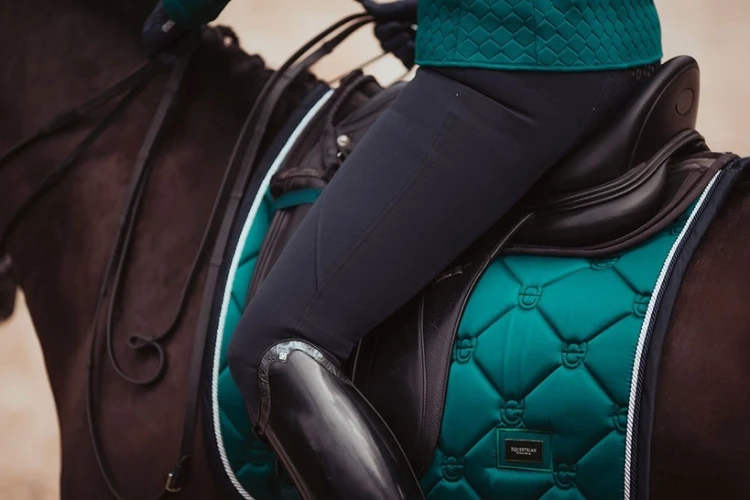 czaprak dressage-saddlepad-emerald-equestrian-stockholm-1 (2).webp