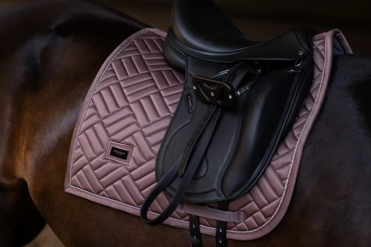 czaprak ujeżdżeniowy amaranth brązowy equestrian stockholm  (3).webp