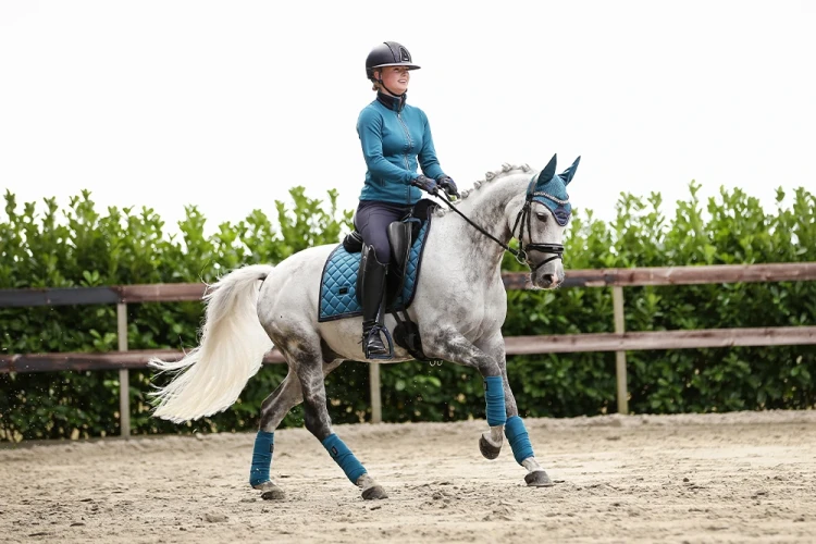 czaprak ujeżdżeniowy aurora blues morski equestrian stockholm  (4).webp