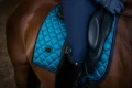 czaprak ujeżdżeniowy aurora blues morski equestrian stockholm  (6).webp