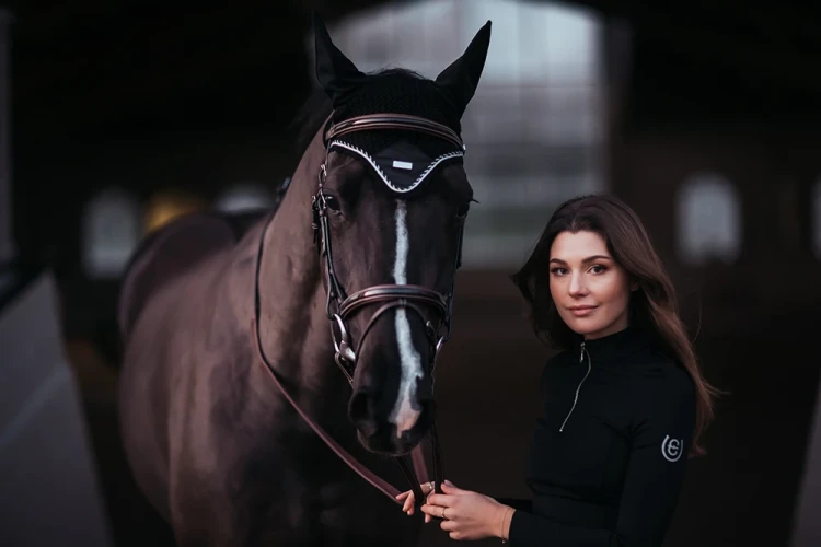 nauszniki czarne equestrian stockholm (1).webp