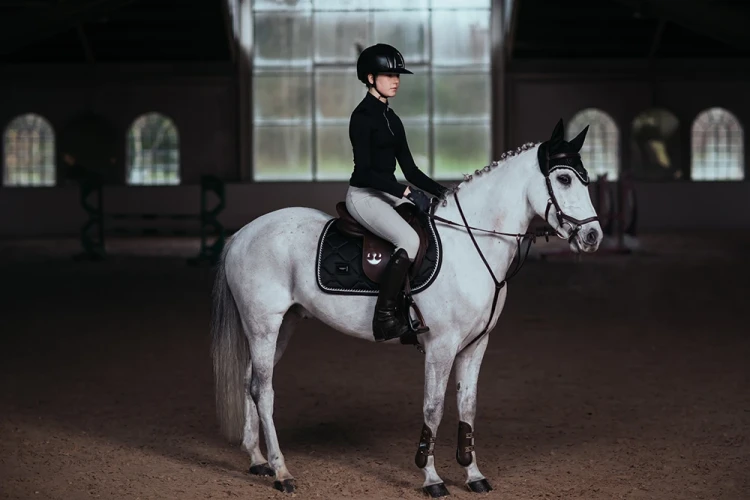 nauszniki czarne equestrian stockholm (2).webp
