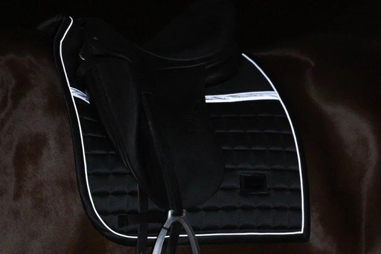 luminous-black-czaprak ujeżdżeniowy czarny odblaskowy equestrian stockholm  (3).webp