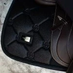 black-glimmer-jumping-saddle-pad-hoppschabrak-springschabrack-spring-zadeldekje-hov-150x150.webp