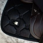 black-glimmer-jumping-saddle-pad-hoppschabrak-springschabrack-spring-zadeldekje-hov-150x150.webp