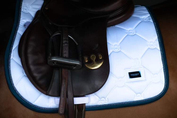 czaprak biały skokowy equestrian stockholm  (3).webp