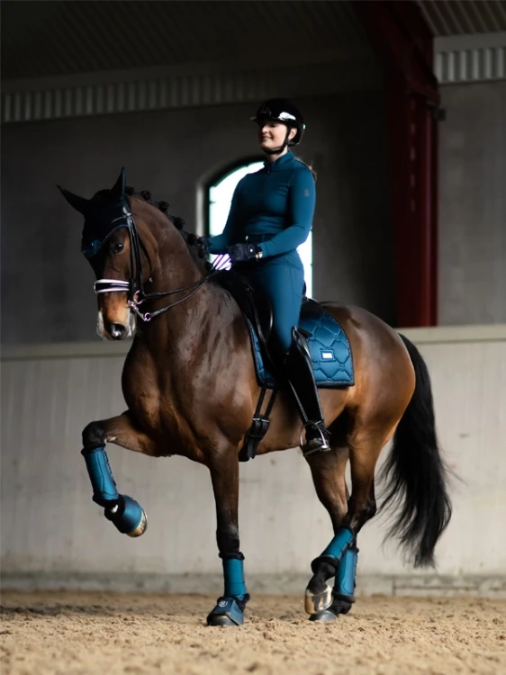 czaprak ujeżdżeniowy granatowy equestrian stockholm  (2).webp