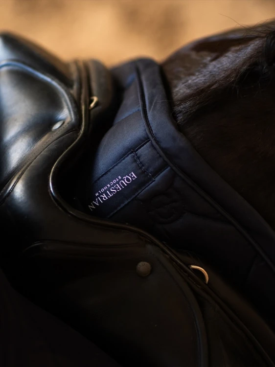 czaprak ujeżdżeniowy granatowy equestrian stockholm  (3).webp