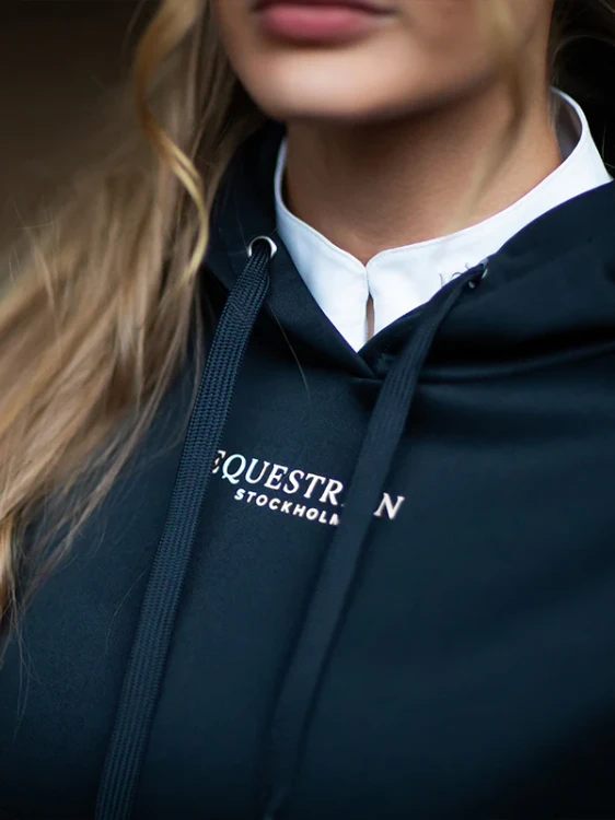 jeździecka bluza z kapturem ease granatowa equestrian stockholm  (3).webp