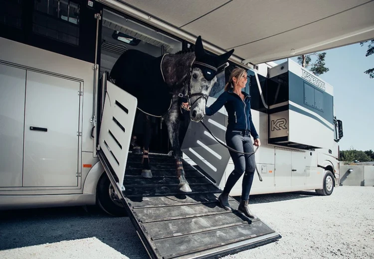 nauszniki wyciszające czarne equestrian stockholm  (2).webp