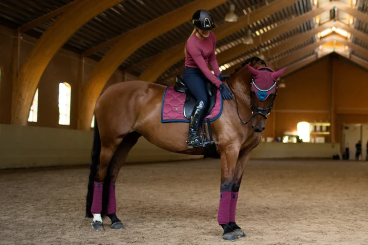 timeless-rose-dressage-czaprak ujeżdżeniowy różowy equestrian stockholm  (4).webp