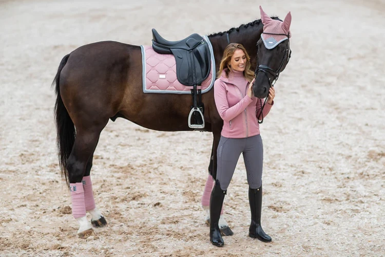 czaprak ujeżdżeniowy różowy kryształki equestrian stockholm  (1).webp