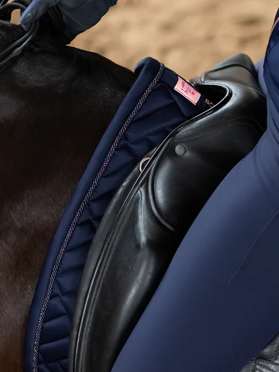 czaprak ujeżdżeniowy granatowy lagoon blush equestrian stockholm  (1).webp