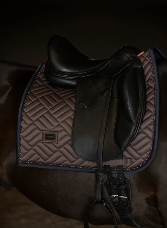 czaprak ujeżdżeniowy brązowy mocha equestrian stockholm  (1).webp