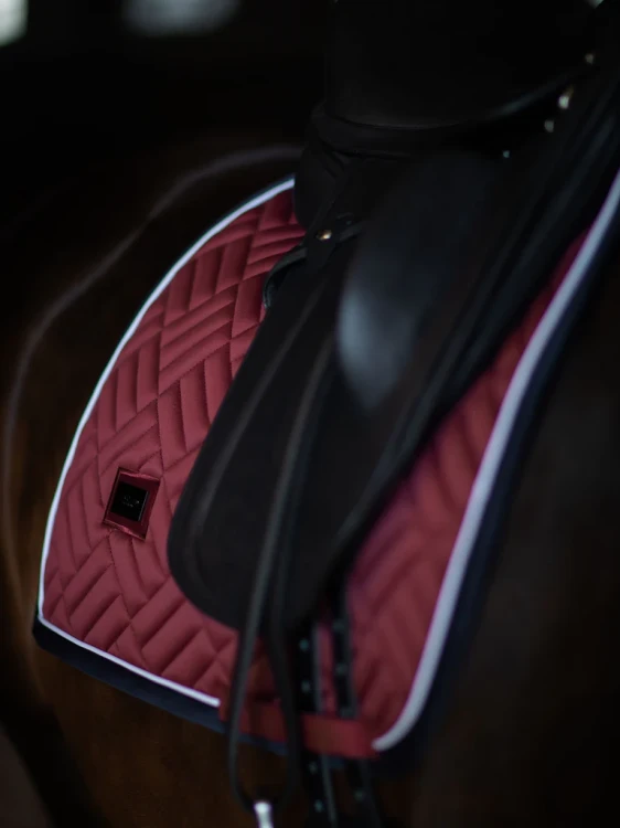 czaprak ujeżdżeniowy luxe czerwony equestrian stockholm  (2).webp