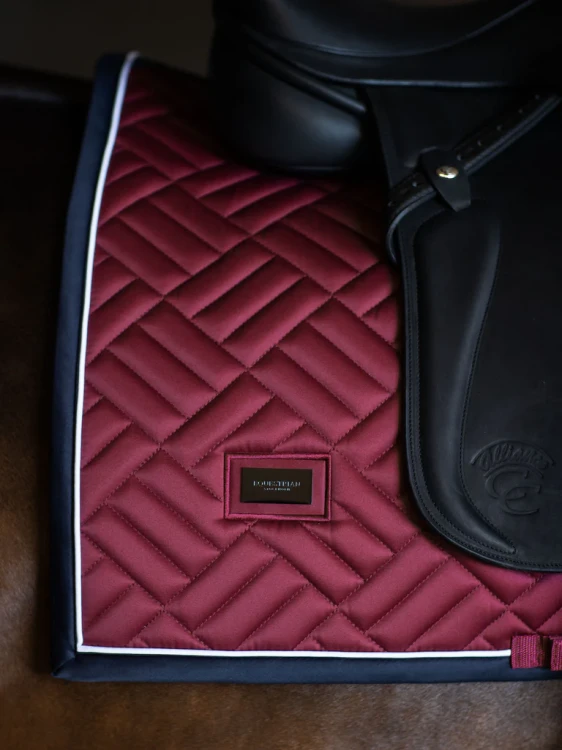 czaprak ujeżdżeniowy luxe czerwony equestrian stockholm  (4).webp