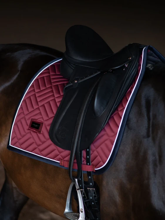 czaprak ujeżdżeniowy luxe czerwony equestrian stockholm  (6).webp