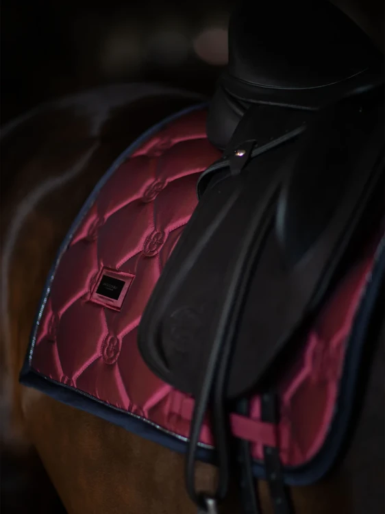 czaprak ujeżdżeniowy czerwony  luxe equestrian stockholm  (1).webp