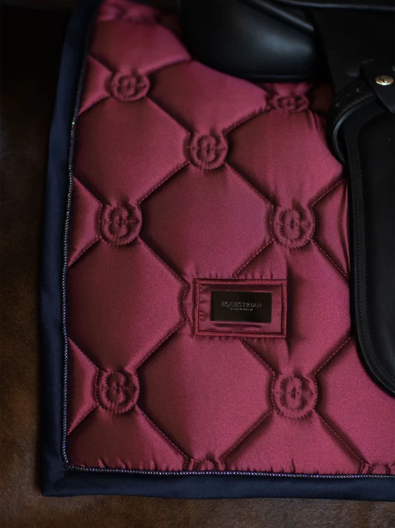 czaprak ujeżdżeniowy czerwony  luxe equestrian stockholm  (3).webp