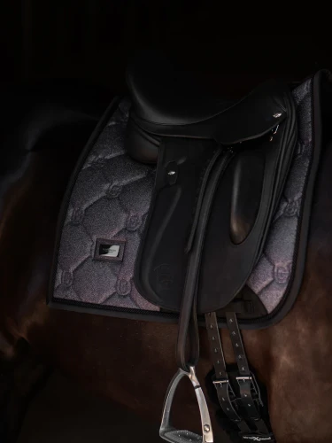 czaprak ujeżdżeniowy purple glimmer equestrian stockholm  (1).webp