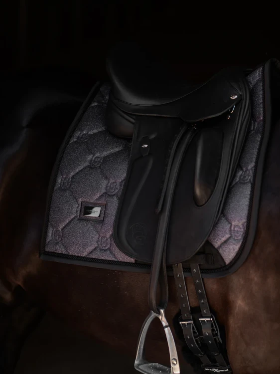 czaprak ujeżdżeniowy purple glimmer equestrian stockholm  (1).webp