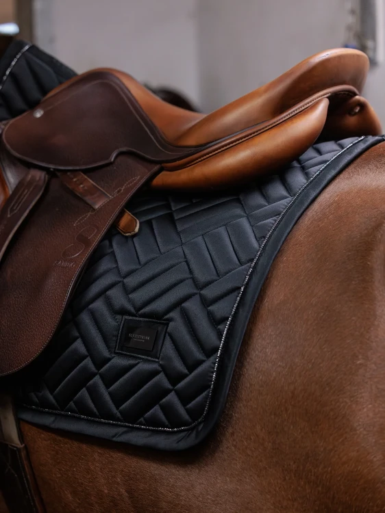 czaprak czarny modern skokowy equestrian stoskholm  (2).webp