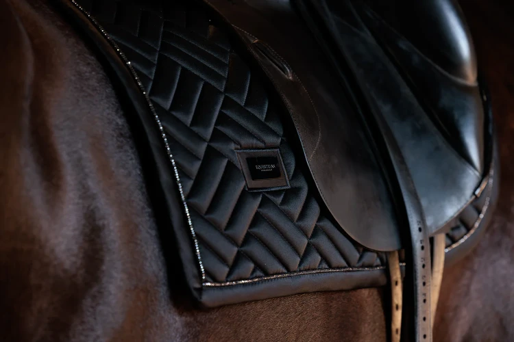 czaprak ujeżdżeniowy czarny modern equestrian stockholm  (3).webp