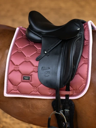 czaprak ujeżdżeniowy różowy amber rose equestrian stockholm  (1).webp