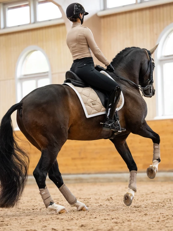 czaprak ujeżdżeniowy beżowy equestrian stockholm  (4).webp