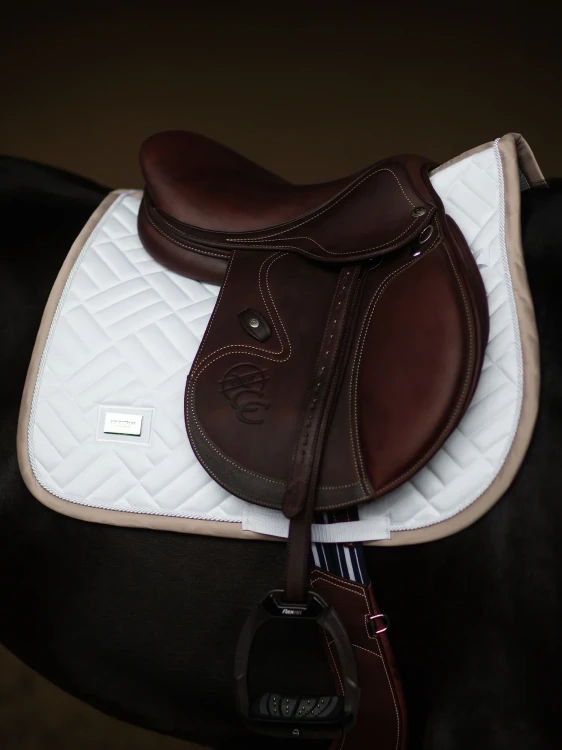 czaprak skokowy biały beżowy equestrian stockholm  (1).webp