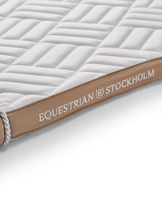 czaprak ujeżdżeniowy biały beżowy equestrian stockholm  (2).webp