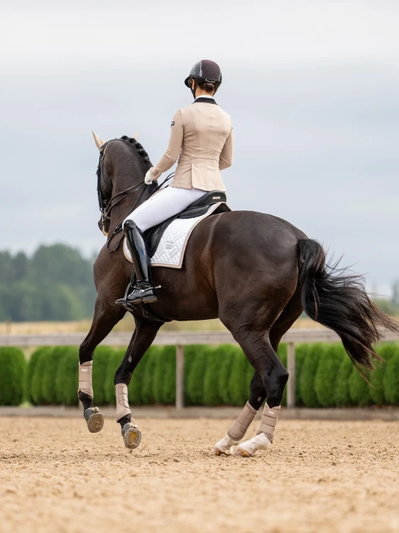 czaprak ujeżdżeniowy biały beżowy equestrian stockholm  (5).webp