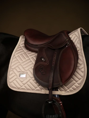 czaprak skokowy beżowy sand equestrian stockholm  (1).webp