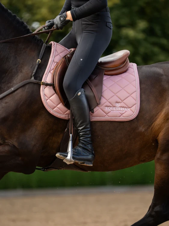 czaprak skokowy różowy equestrian stockholm  (4).webp