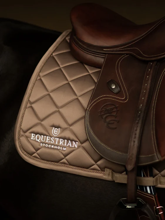 czaprak skokowy beżowy equestrian stockholm  (1).webp